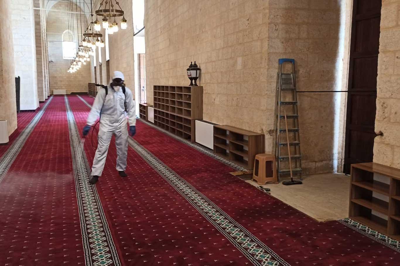 Mardin'deki tarihi camide ibadet öncesi temizlik ve dezenfekte çalışması yapıldı
